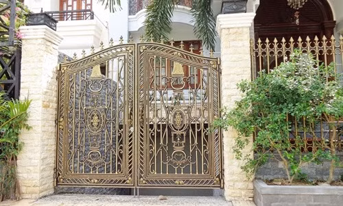 Cổng sắt sang trọng với nhiều họa tiết hoa văn cầu kỳ, phù hợp với biệt thự. Ảnh: Citywindow.