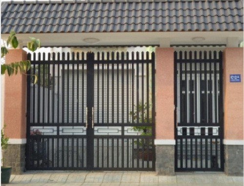 Mẫu cổng sắt hộp 2 cánh được sử dụng nhiều cho nhà phố. Ảnh: Giacongsat24h.