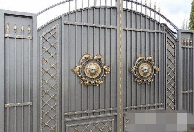 Không quá cầu kỳ nhưng biểu tượng hai chiếc đầu sư tử đủ thể hiện sự uy nghiêm của ngôi nhà. Ảnh: Xayladep.