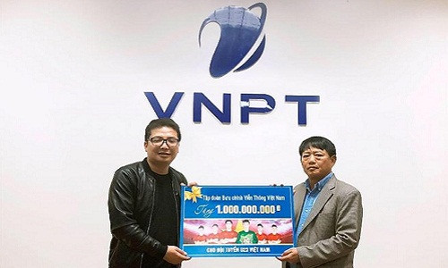 VNPT tặng 1 tỷ đồng cho U23 Việt Nam sau trận chung kết. Ảnh: PLO.