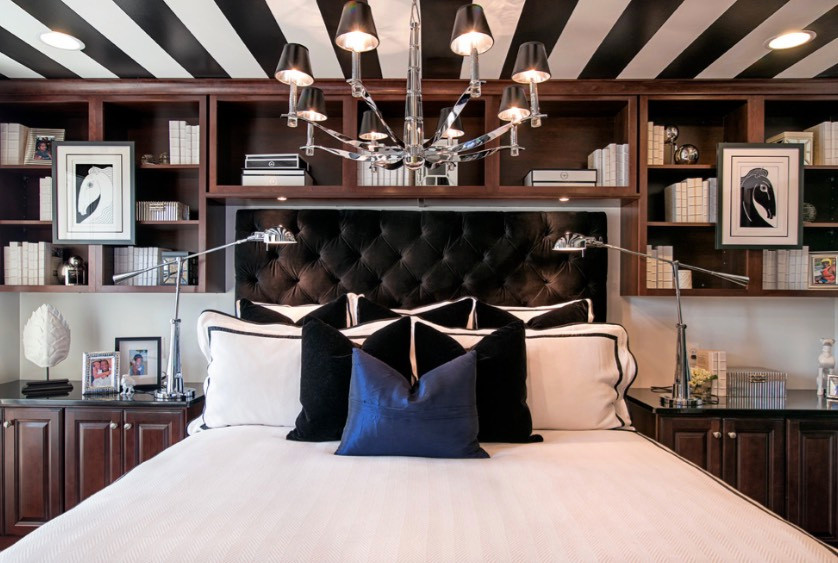 Sọc đen và trắng trên trần như mở rộng không gian phòng ngủ. Ảnh: M/I Homes.