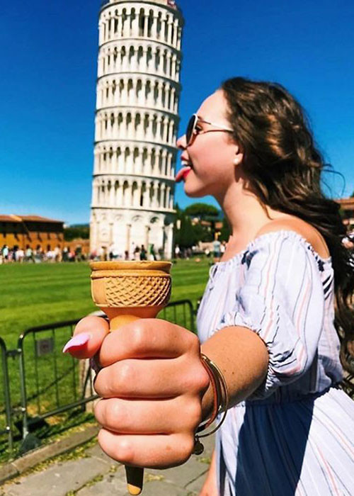 Cây kem này to quá sao ăn hết được.