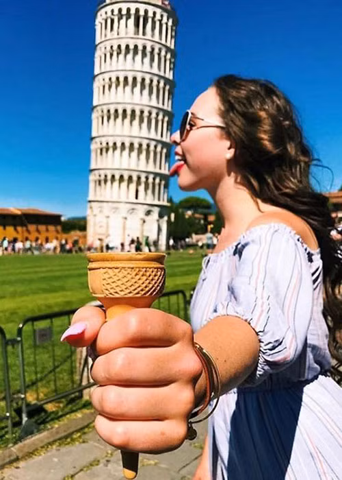 Cây kem này to quá sao ăn hết được.