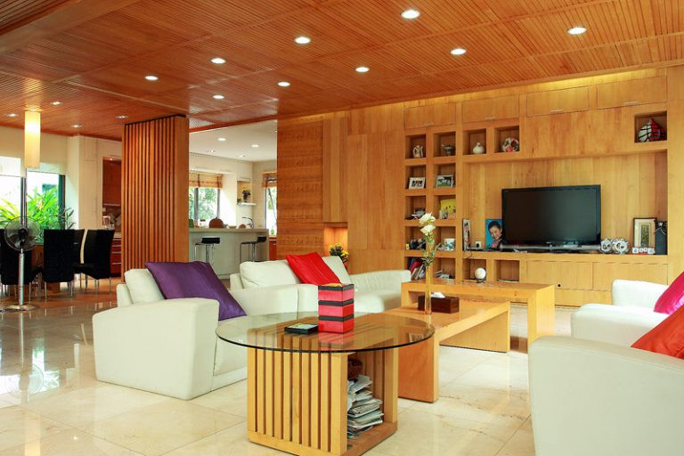 Các chi tiết trang trí nội thất mang hơi hướng truyền thống Việt Nam như gỗ tự nhiên, bức vách truyền thống. Dù vậy, toàn bộ không gian vẫn mang yếu tố hiện đại nhờ kiến trúc mở.