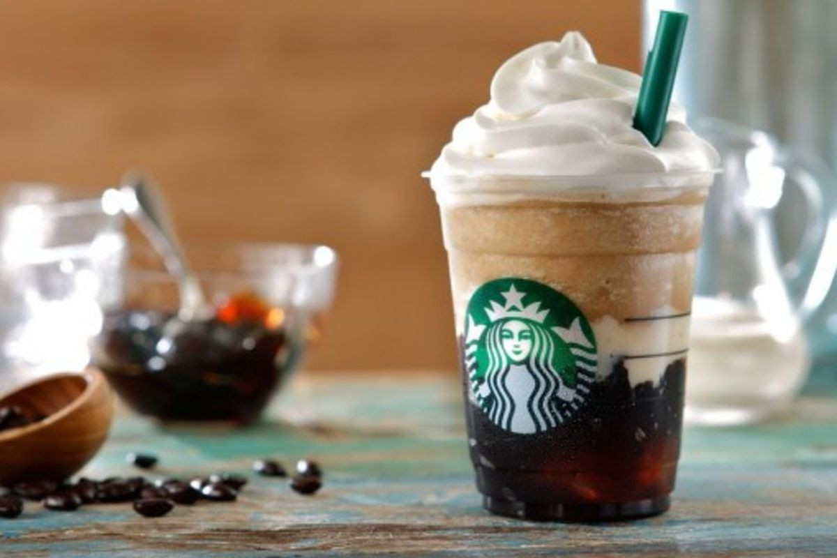 Trước đó, Starbucks đã bị một nhóm phi lợi nhuận kiện lên tòa với cáo buộc vi phamk luật của bang yêu cầu hãng phải ghi cảnh báo đối với khách hàng về các loại hoá chất có trong sản phẩm có thể gây ung thư. Ảnh: Eater.