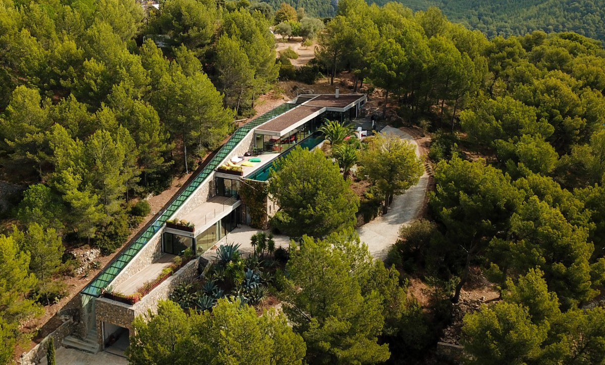 Biệt thự nằm giữa rừng cây xanh mướt với tầm nhìn hướng ra biển.