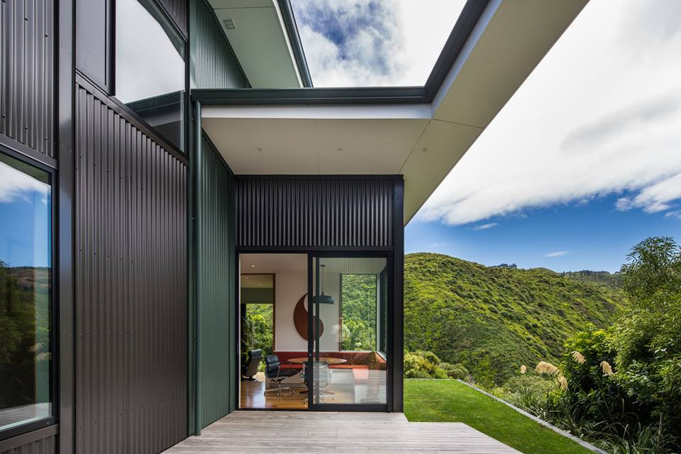 Biệt thự thiết kế 2 tầng, sử dụng hệ thống cửa kính trong suốt.