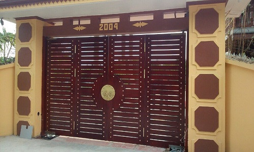 Cổng gỗ 4 cánh thiết kế thoáng đãng nhưng vẫn đảm bảo an ninh và sự riêng tư. Ảnh: Skyhome.