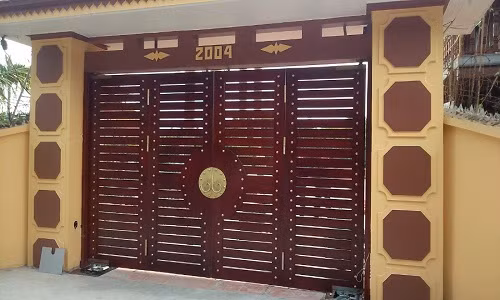 Cổng gỗ 4 cánh thiết kế thoáng đãng nhưng vẫn đảm bảo an ninh và sự riêng tư. Ảnh: Skyhome.