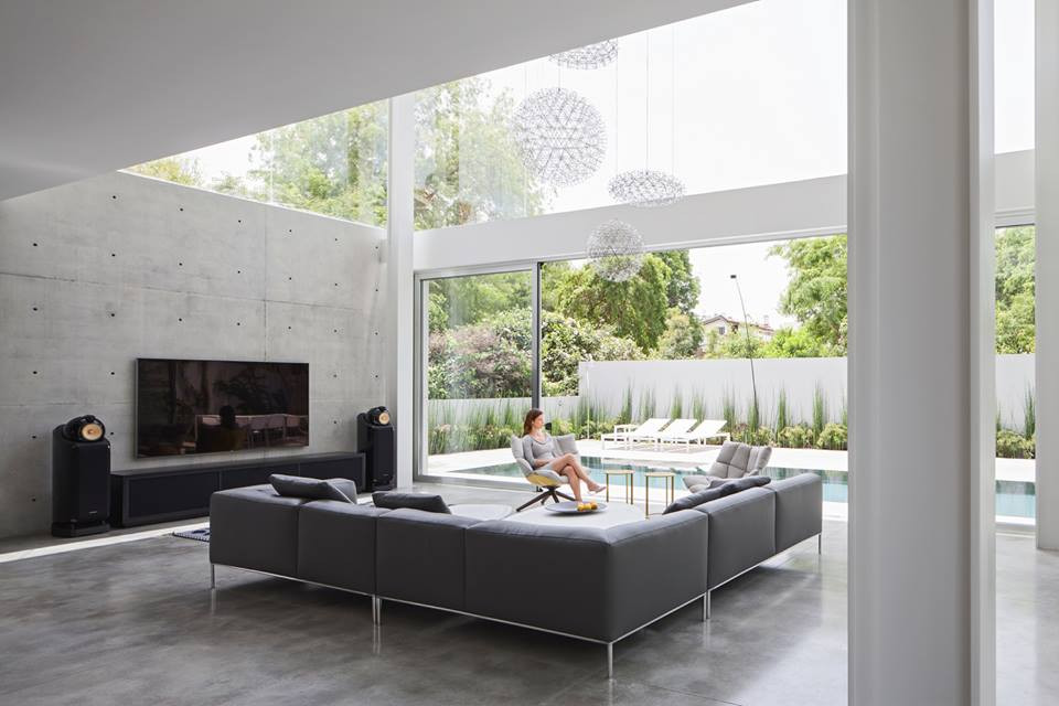 Gam màu trắng thanh khiết mang đến cảm giác sang trọng mà thanh lịch.