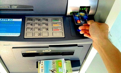 Phí rút tiền tại ATM được nhiều ngân hàng áp dụng. Ảnh: VietnamFinance.