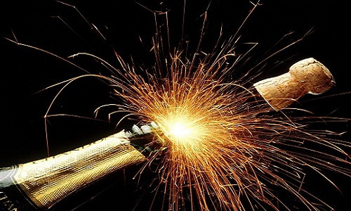 Tai nạn xảy ra khi nút chai rượu champagne được bật để chúc mừng chủ nhân bắn trúng thái dương của tỷ phú Leong, khiến ông bị xuất huyết não và không qua khỏi. Ảnh minh họa: Yomyomf.