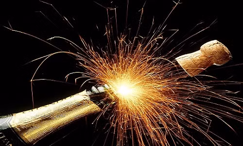 Tai nạn xảy ra khi nút chai rượu champagne được bật để chúc mừng chủ nhân bắn trúng thái dương của tỷ phú Leong, khiến ông bị xuất huyết não và không qua khỏi. Ảnh minh họa: Yomyomf.