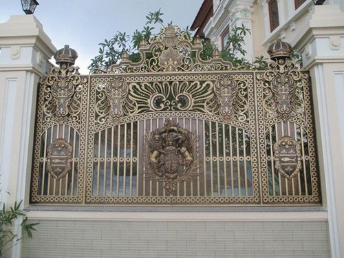 Họa tiết trên cổng thiết kế công phu, tông màu sáng phù hợp với màu sắc ngôi nhà. Ảnh: Kientrucadong.