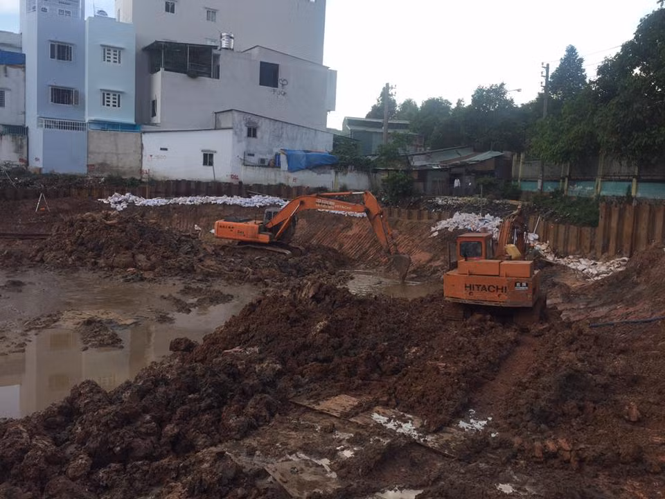 Dự án cao 17 tầng, 2 tầng hầm, 3 tầng thương mại dịch vụ và 14 tầng căn hộ. Dự án đã được khởi công từ quý II/2017 và dự kiến bàn giao nhà vào quý II/2019. Ảnh: Ocbland.