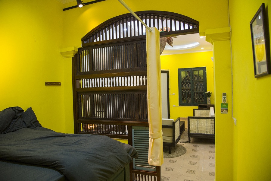 Cũng như phòng khách, không gian phòng ngủ nổi bật với mảng tường vàng ươm.