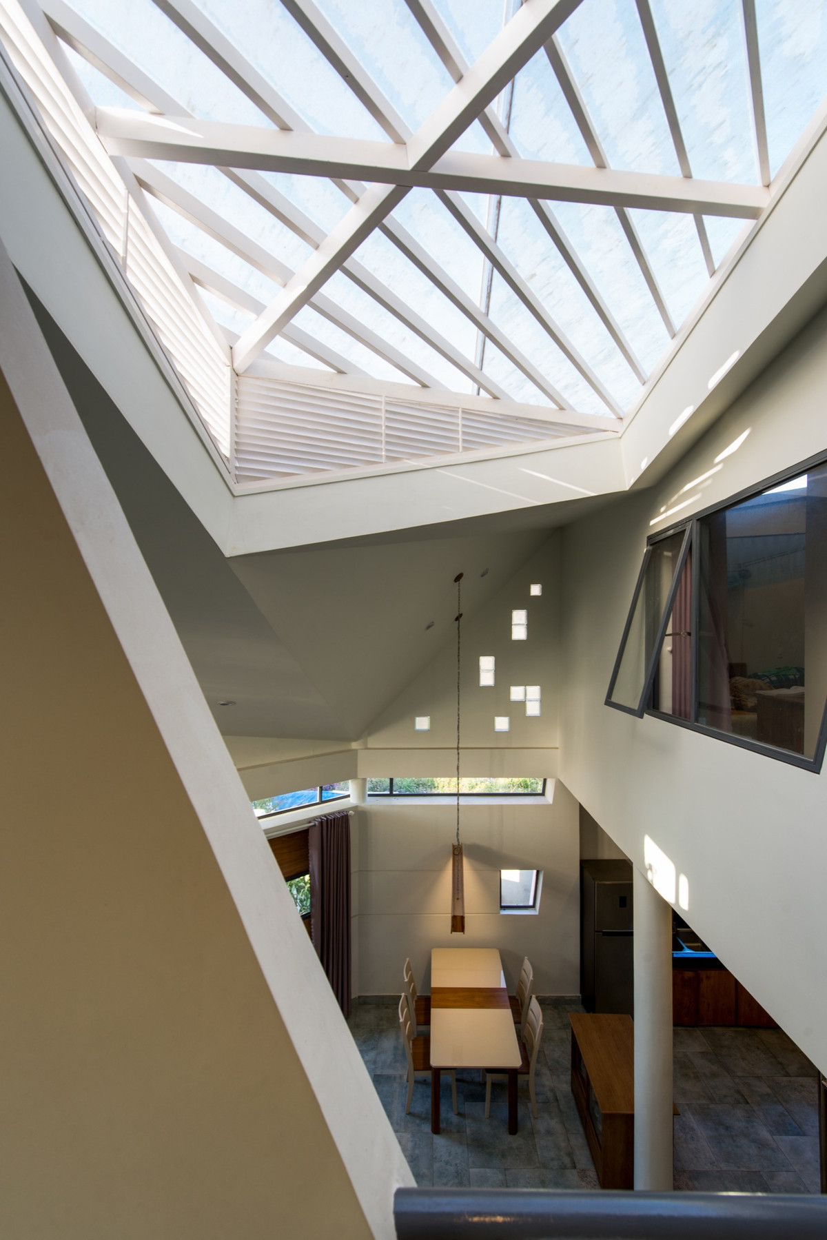 Khu vực giếng trời và những ô cửa nhỏ cho ánh nắng đến mọi góc.