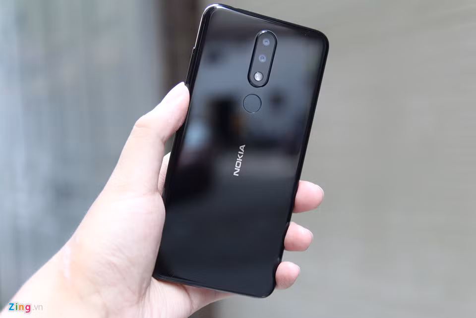 Máy có thiết kế tương tự như thiết bị tiền nhiệm Nokia X6 với 2 mặt kính được làm cong 2,5 D và khung viền kim loại. Tuy nhiên, lưng máy dễ bám bụi và vân tay.