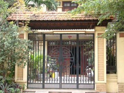 Cổng nhà mang dấu ấn văn hóa Á Đông đặc trưng với họa tiết đơn giản, thanh thoát. Ảnh: Cuacongcaocap.