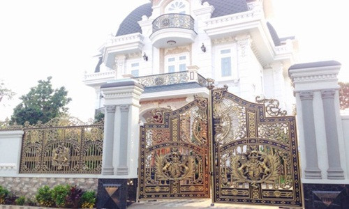 Mẫu cổng nhôm đúc họa tiết tỉ mỉ, phù hợp với những ngôi biệt thự sang trọng. Ảnh: Nhomduclc.