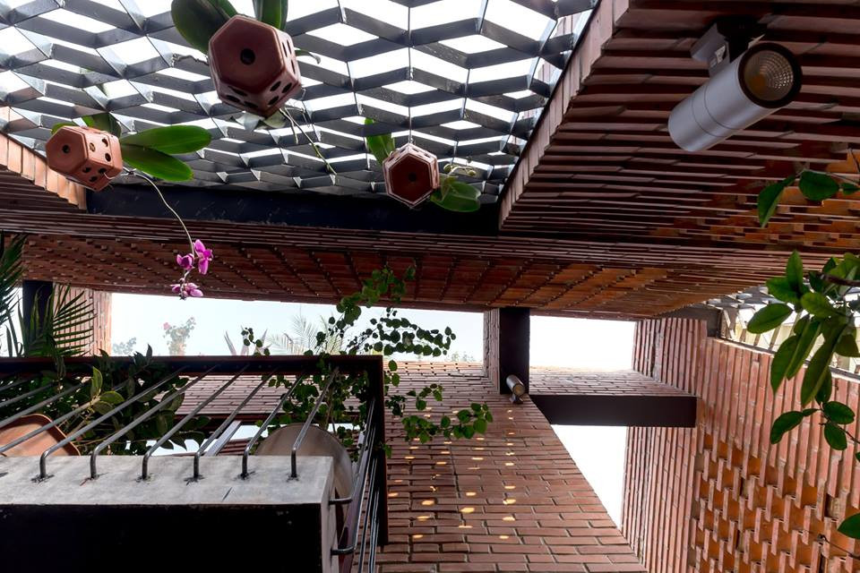 Tường cây xanh đứng giúp không gian trong lành hơn.