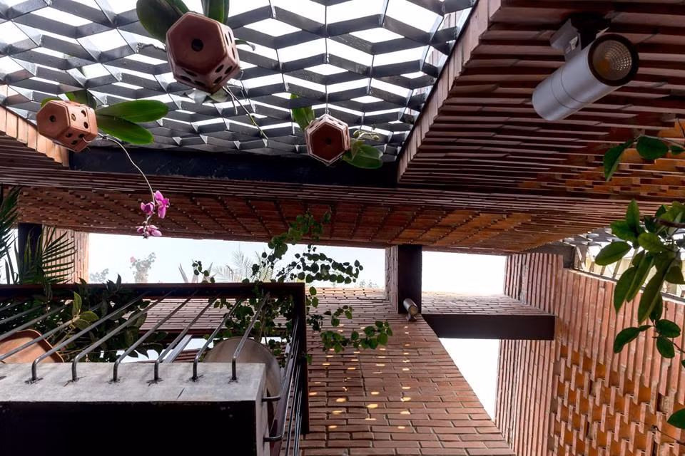 Tường cây xanh đứng giúp không gian trong lành hơn.