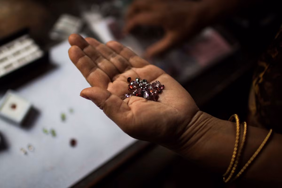 Cấu tạo địa chất khiến đất ở Mogok sở hữu nhiều loại đá quý, từ ngọc bích, saphia, thạch anh tím cho tới kim cương. Trong đó, sản vật quý nhất của nơi đây là các viên đá ruby. Ảnh: BI.