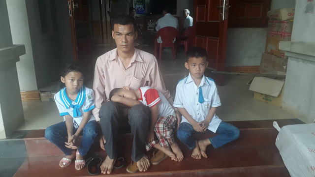 Từ ngày vợ theo "Hội Thánh Đức Chúa Trời", 3 con anh C. thiếu sự chăm sóc của mẹ - Ảnh: THẮNG DINH