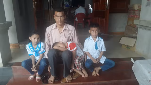 Từ ngày vợ theo "Hội Thánh Đức Chúa Trời", 3 con anh C. thiếu sự chăm sóc của mẹ - Ảnh: THẮNG DINH