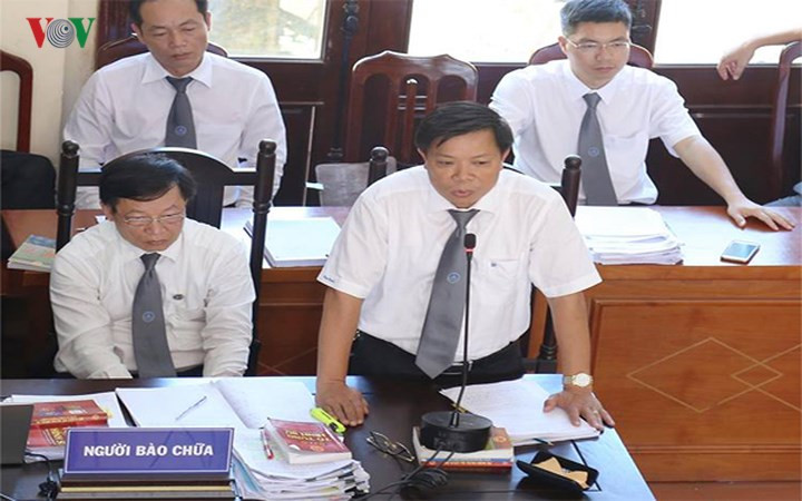 Trong phiên tòa chiều 28/5, luật sư Nguyễn Danh Huế (bảo vệ cho BVĐK tỉnh Hòa Bình) nêu quan điểm: "Hòa Bình là tỉnh nghèo, đa phần người dân là dân tộc thiểu số, hàng năm phải nhận trợ cấp từ Nhà nước nhưng tại sao mức giá chạy thận lại gấp đôi Bệnh viện Bạch Mai? Tôi đề nghị HĐXX xem xét việc này, vấn đề của cựu Giám đốc bệnh viện là rất lớn".