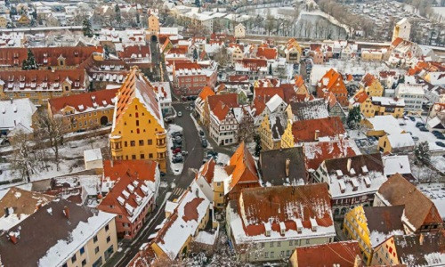 Không có gì nổi bật so với những vùng nông thôn khác ở châu Âu nhưng thị trấn Nordlingen (quận Donau-Ries, bang Bavaria, Đức) lại thu hút khách bởi biệt hiệu "thị trấn kim cương". Ảnh: Smithsonian Magazine.