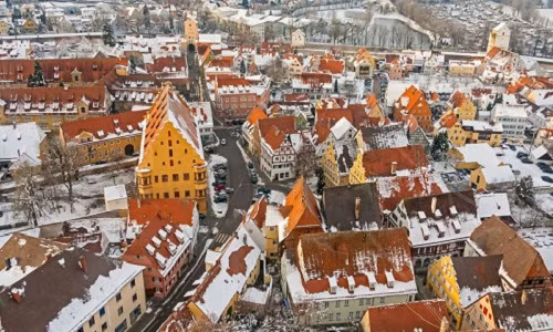 Không có gì nổi bật so với những vùng nông thôn khác ở châu Âu nhưng thị trấn Nordlingen (quận Donau-Ries, bang Bavaria, Đức) lại thu hút khách bởi biệt hiệu "thị trấn kim cương". Ảnh: Smithsonian Magazine.