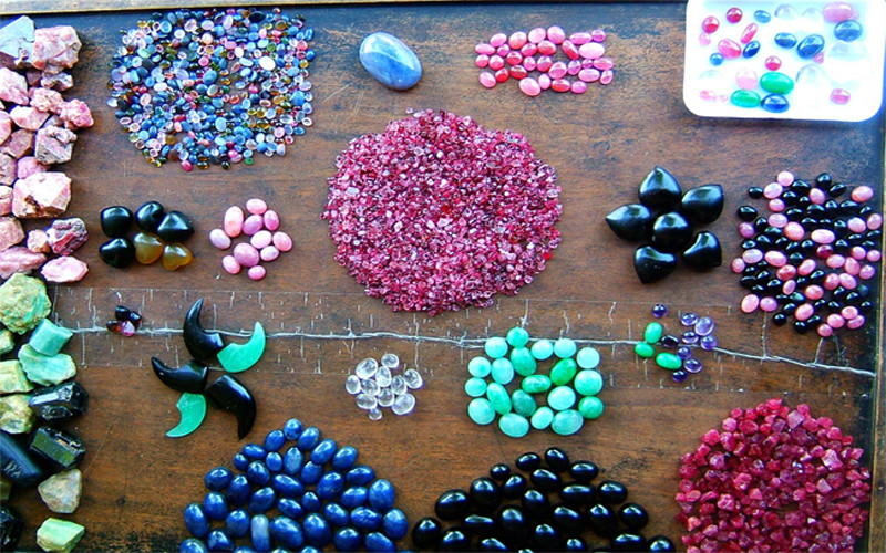 Ruby, Saphia là hai dòng đá quý, nổi bật nhất trong khu chợ. Ảnh: Dulichviet.