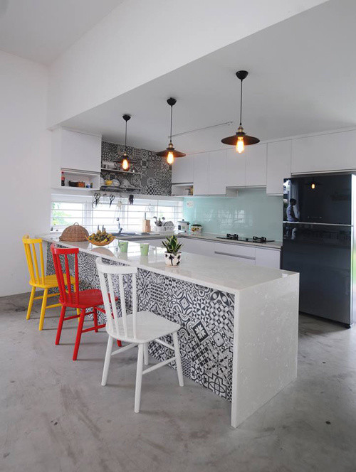 Phòng bếp hiện đại, trẻ trung với ghế nhiều màu, đèn thả trần, gạch bông họa tiết.
