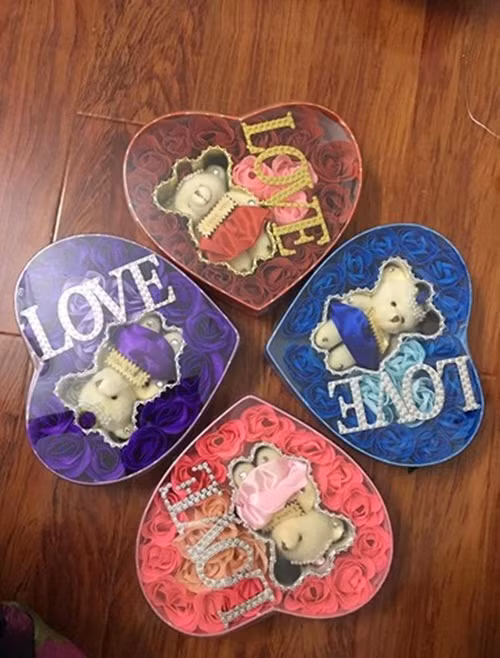 Hộp hoa hồng sáp có chữ LOVE kèm gấu bông được nhiều người lựa chọn để tặng cho một nửa của mình dịp 8/3. Giá khoảng 145.000 đồng/hộp.