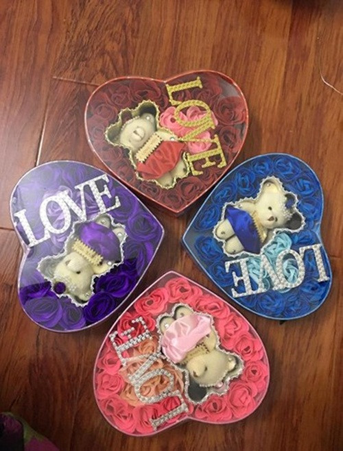 Hộp hoa hồng sáp có chữ LOVE kèm gấu bông được nhiều người lựa chọn để tặng cho một nửa của mình dịp 8/3. Giá khoảng 145.000 đồng/hộp.