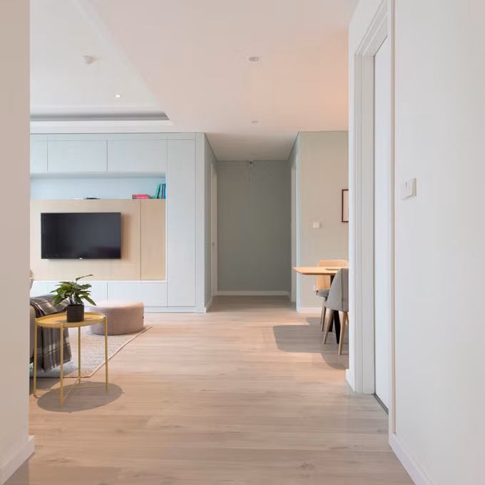 Nội thất, đồ trang trí gam màu hồng và xanh nhạt mang đến không khí lãng mạn.