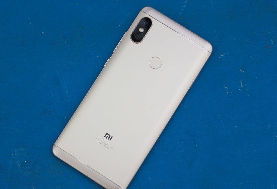 Xiaomi Redmi Note 5 Pro sở hữu nhiều tính năng “đáng tiền” như: Con chip Snapdragon 636 tám nhân tốc độ 1.8GHz mới nhất của Qualcomm, đồ họa Adreno 509, RAM 4GB với bộ nhớ trong lên tới 64GB, hỗ trợ khe cắm thẻ nhớ mở rộng cùng viên pin dung lượng lên tới 4000 mAh.