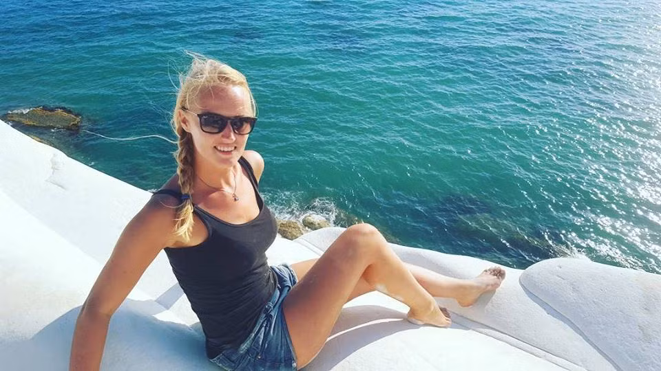 Nữ phi công 9X không quên tận hưởng kỳ nghỉ trên biển. Ảnh: Instagram.