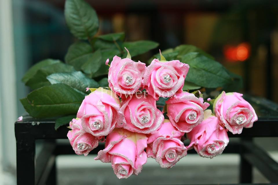 Theo các chủ cửa hàng, hoa hồng kim cương là sản phẩm được làm ra từ công nghệ mới nhất của Hà Lan. Ảnh: Flower box.