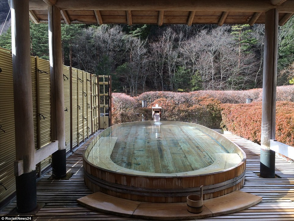 Bể tắm suối nước nóng tự nhiên.