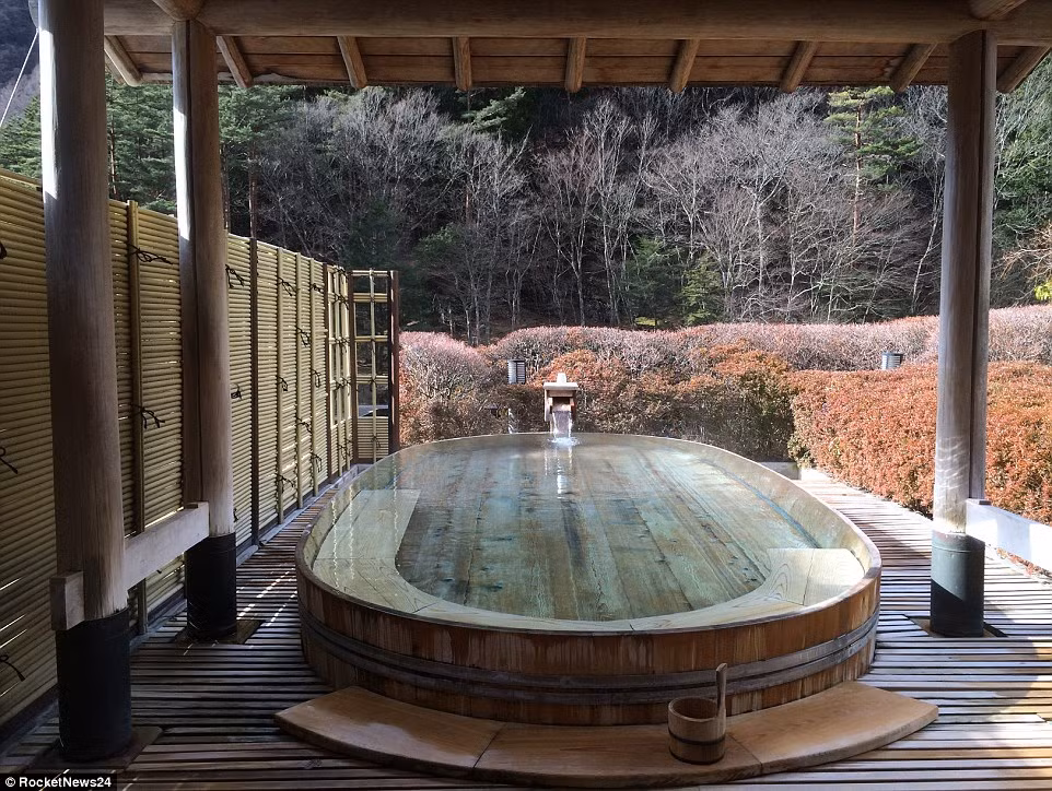 Bể tắm suối nước nóng tự nhiên.