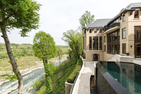 Chủ sở hữu gần nhất của căn biệt thự là James Kimsey, nhà đồng sáng lập của AOL.