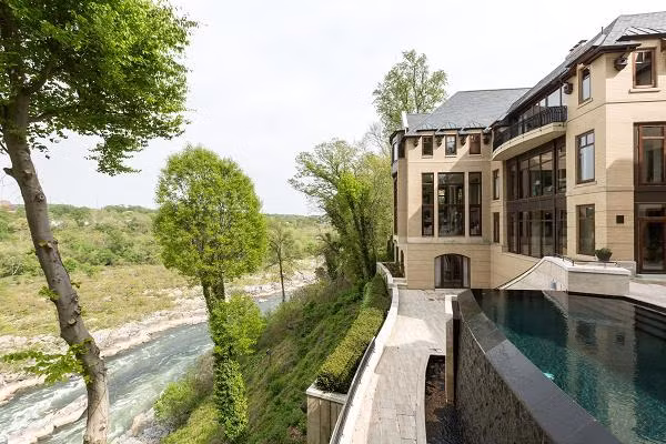 Chủ sở hữu gần nhất của căn biệt thự là James Kimsey, nhà đồng sáng lập của AOL.