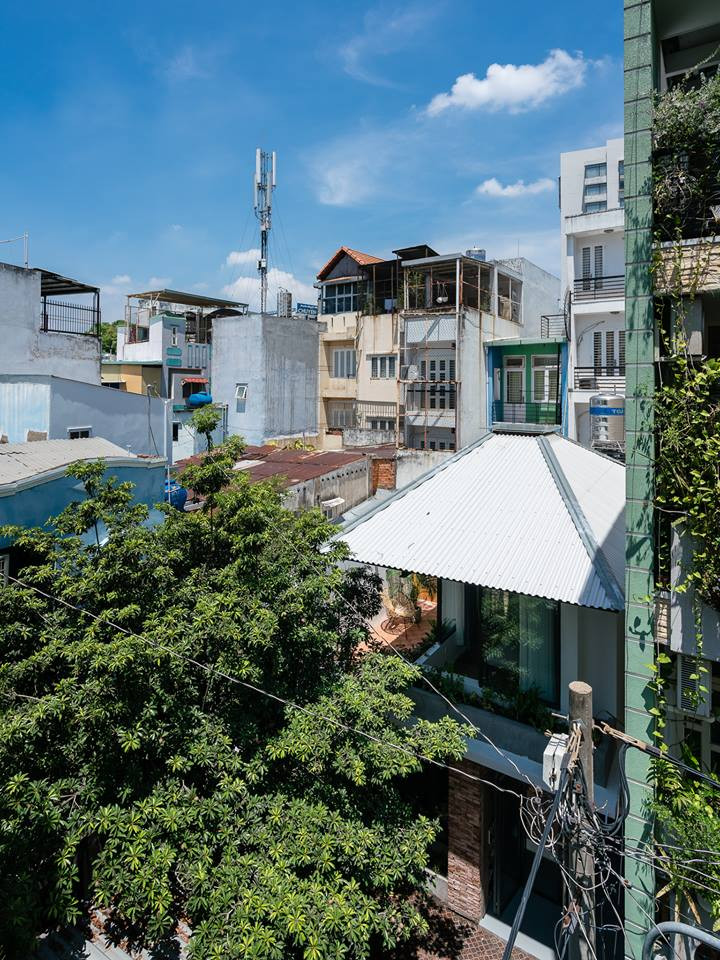 Khoảng sân rộng phía trước ngôi nhà khiến nhóm thiết kế nảy ra ý tưởng lấy cảm hứng từ chiếc ô để khai thác được tầm nhìn đẹp từ cảnh quan xung quanh.