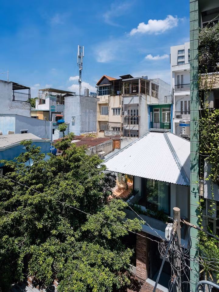 Khoảng sân rộng phía trước ngôi nhà khiến nhóm thiết kế nảy ra ý tưởng lấy cảm hứng từ chiếc ô để khai thác được tầm nhìn đẹp từ cảnh quan xung quanh.