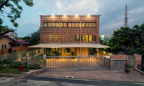 Tọa lạc tại Petaling Jaya (Malaysia), ngôi nhà thu hút sự chú ý bởi giải pháp cải tạo độc đáo.