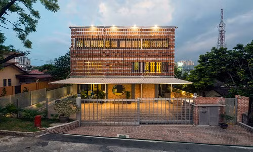 Tọa lạc tại Petaling Jaya (Malaysia), ngôi nhà thu hút sự chú ý bởi giải pháp cải tạo độc đáo.