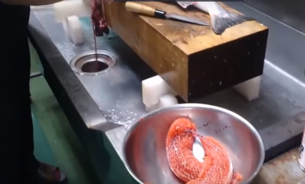 Loại bỏ hết phần ruột, người thợ nhẹ nhàng lấy trứng cá hồi ra khỏi bụng và để riêng.