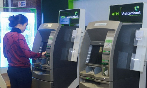 Nhu cầu rút tiền tại các máy ATM tăng cao dịp cận Tết.